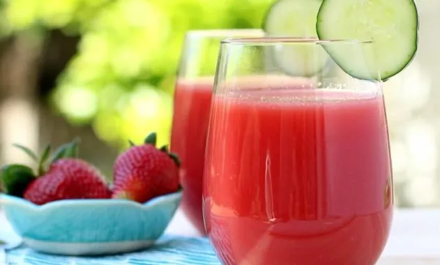 8 Resep Jus Buah Untuk Menurunkan Berat Badan (Diet) dan Tipsnya 8 jus semangka, strawberry dan timun