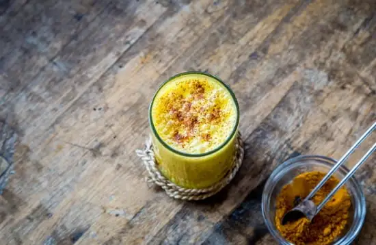 Minuman Kesehatan Kekinian yang Enak dan Tips Mengonsumsinya 4 turmeric latte