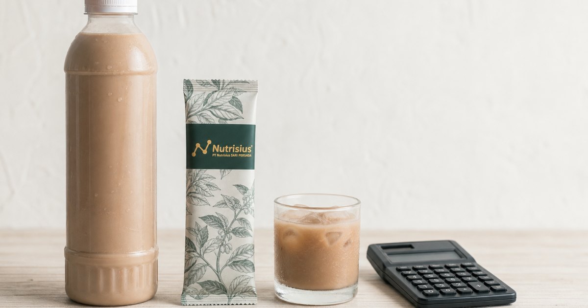 Es Kopi Susu Serbuk vs Literan: Mana Lebih Cuan? 1 Perbandingan es kopi susu literan dan serbuk dengan kalkulator di atas meja.