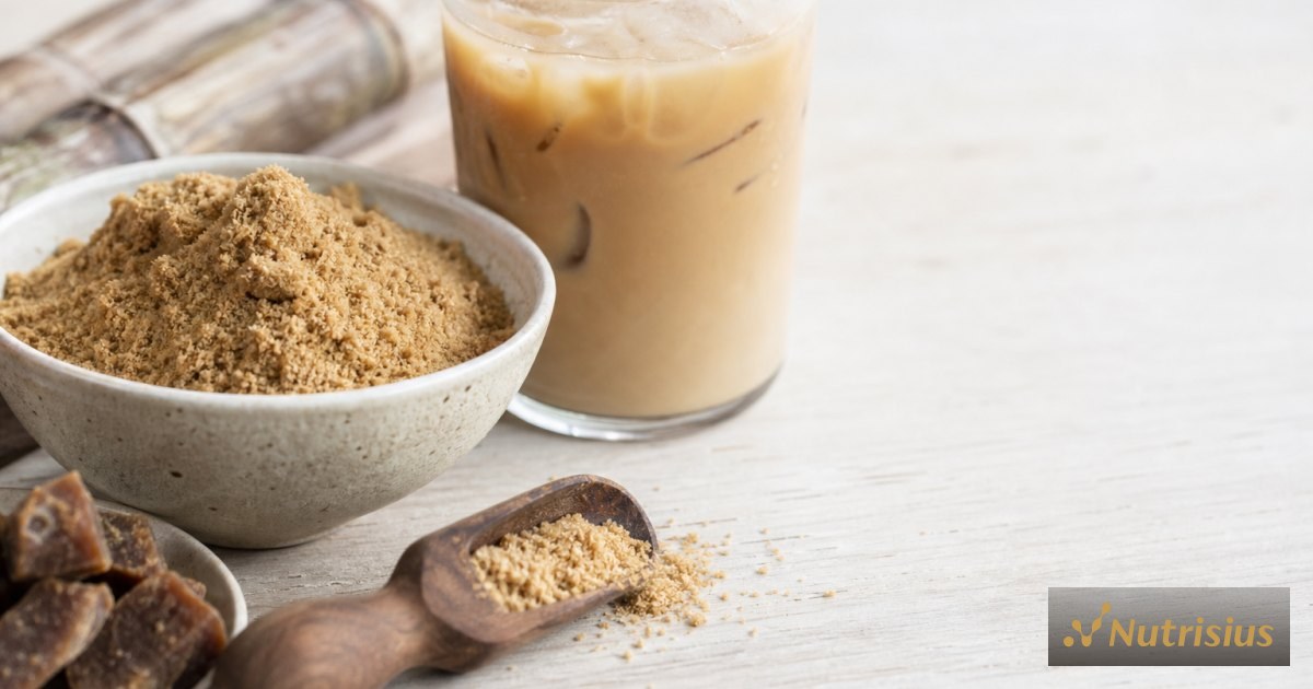 Gula Aren Bubuk: Bahan Wajib Gerai Kopi Kekinian 1 Mangkuk gula aren bubuk di samping es kopi susu untuk menu gerai kekinian.