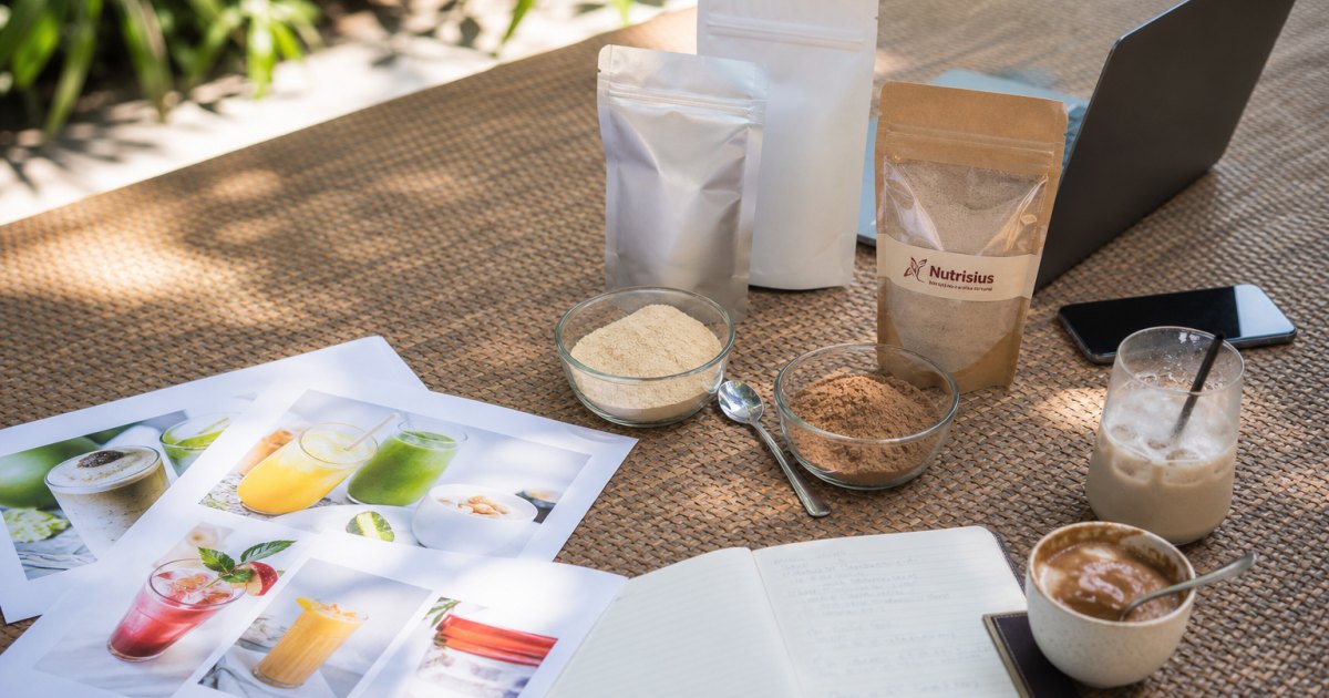 Meja kerja menampilkan evaluasi menu viral untuk dijadikan produk minuman serbuk.
