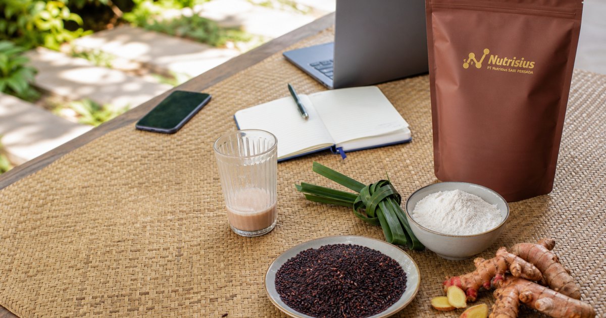 Protein Shake Nusantara, Kenapa Enggak? 1 Konsep protein shake nusantara dengan bahan rasa lokal di meja perencanaan produk.
